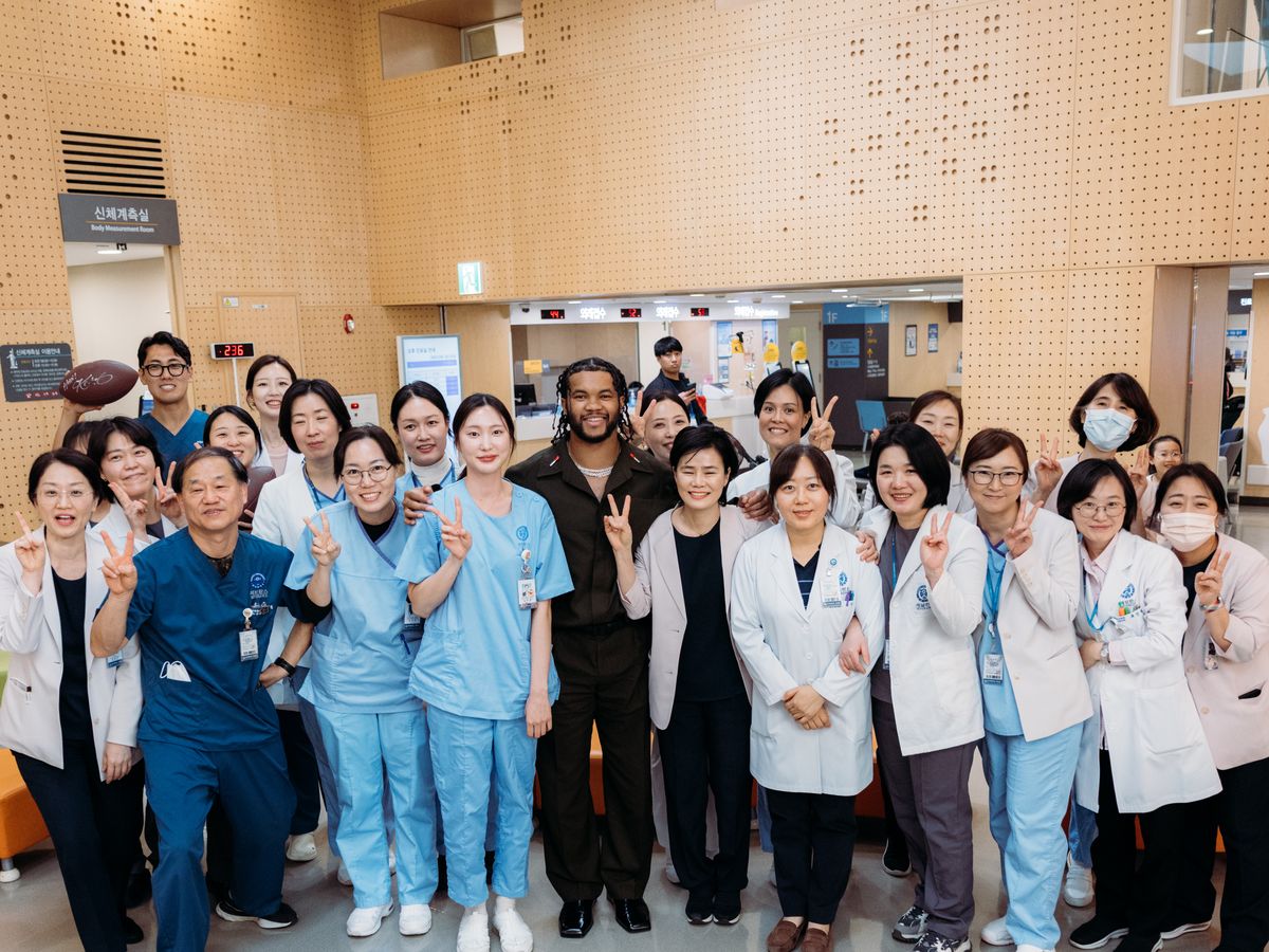 Kyler with doctors and nurses at Severance Children's Hospital